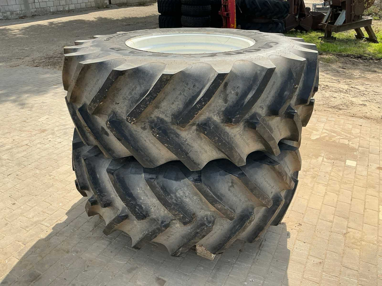 Goodyear DT820 - Pneus et jantes pour Tracteur agricole: photos 3 Goodyear DT820 - Pneus et jantes pour Tracteur agricole: photos 3
