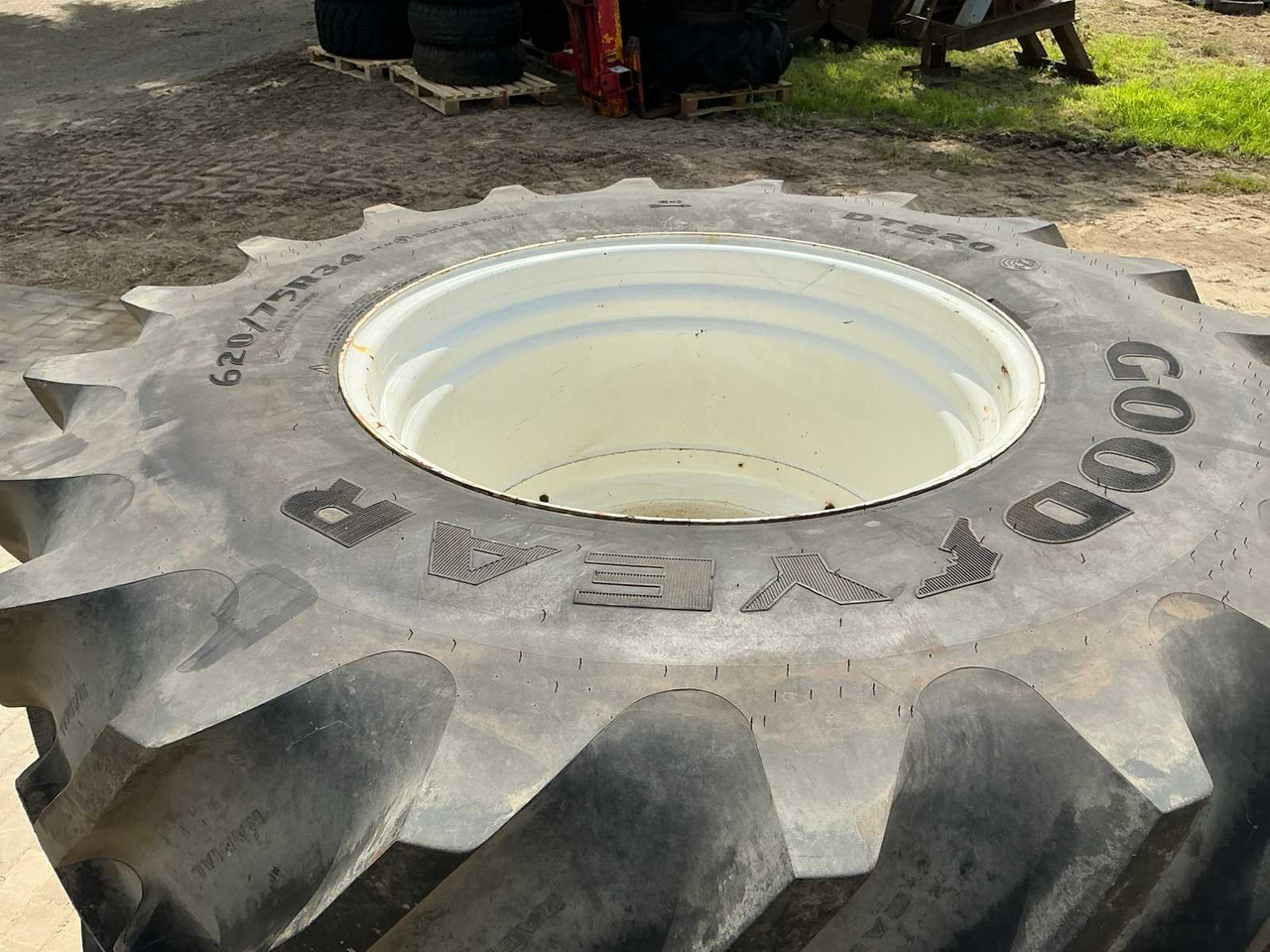 Goodyear DT820 - Pneus et jantes pour Tracteur agricole: photos 4 Goodyear DT820 - Pneus et jantes pour Tracteur agricole: photos 4