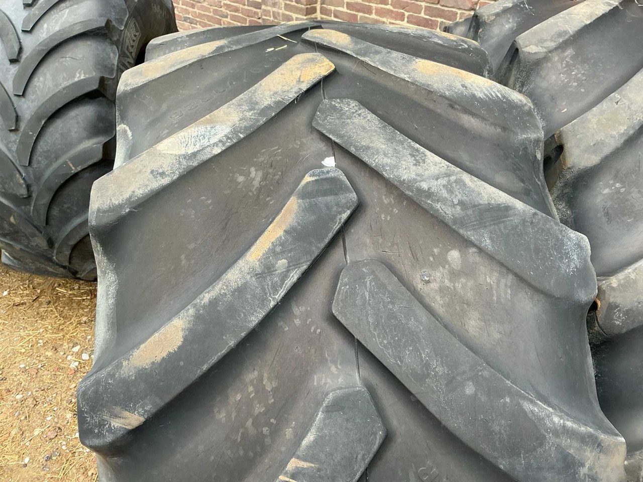 Goodyear Optitrac DT 824 - Pneus et jantes pour Tracteur agricole: photos 4 Goodyear Optitrac DT 824 - Pneus et jantes pour Tracteur agricole: photos 4