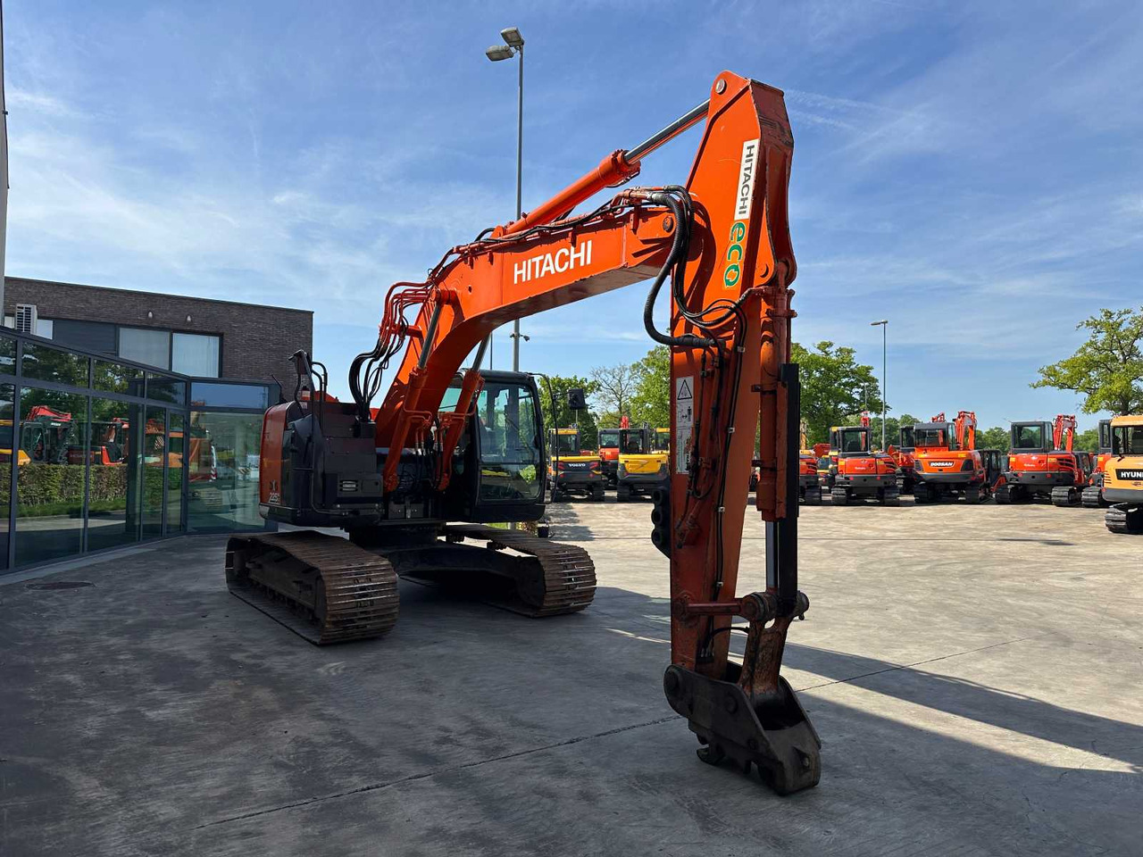 Hitachi ZX225USLC-6 - Pelle sur chenille: photos 3 Hitachi ZX225USLC-6 - Pelle sur chenille: photos 3