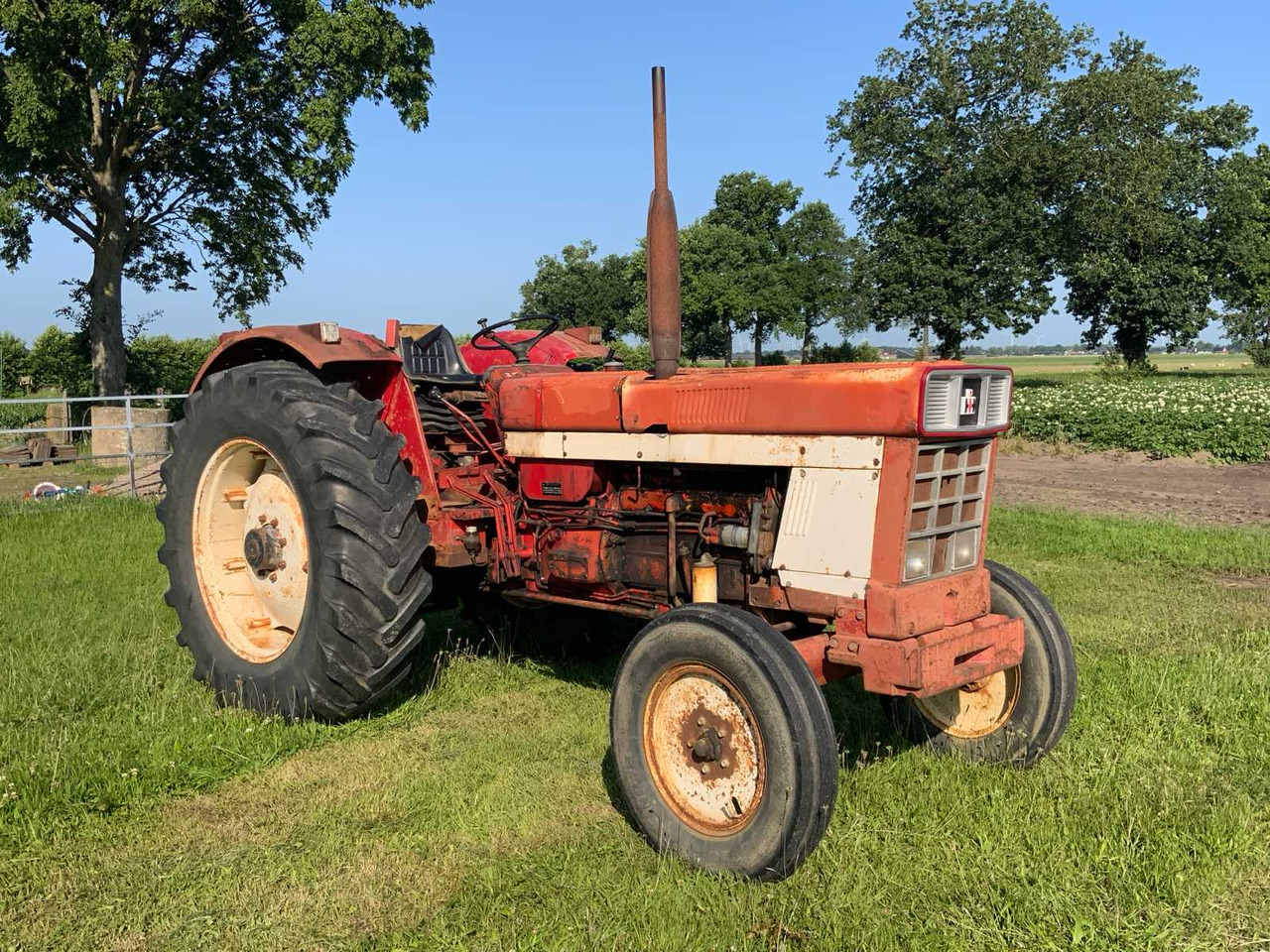 International 1046 A - Tracteur agricole: photos 2 International 1046 A - Tracteur agricole: photos 2