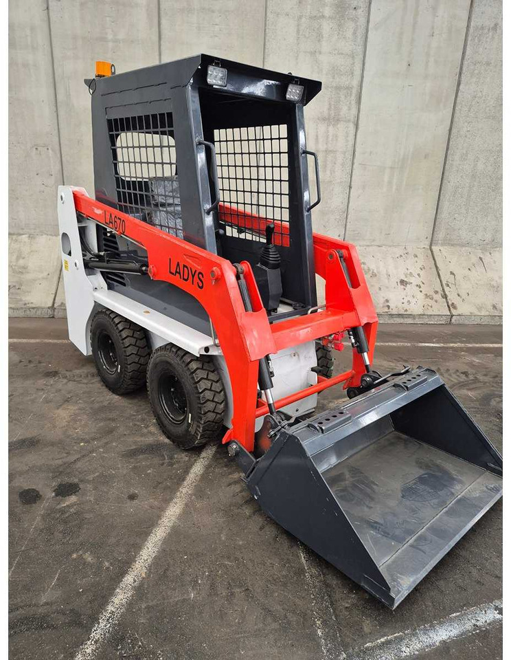 LADYS - 2025 - LA670 - SKID STEER LOADER - Chargeuse compacte sur chenilles: photos 1 LADYS - 2025 - LA670 - SKID STEER LOADER - Chargeuse compacte sur chenilles: photos 1