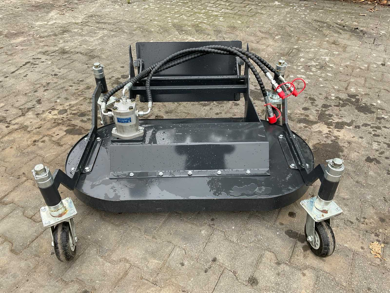 Mowing topper (Avant wheel loader) - Broyeur/ Épareuse: photos 2 Mowing topper (Avant wheel loader) - Broyeur/ Épareuse: photos 2