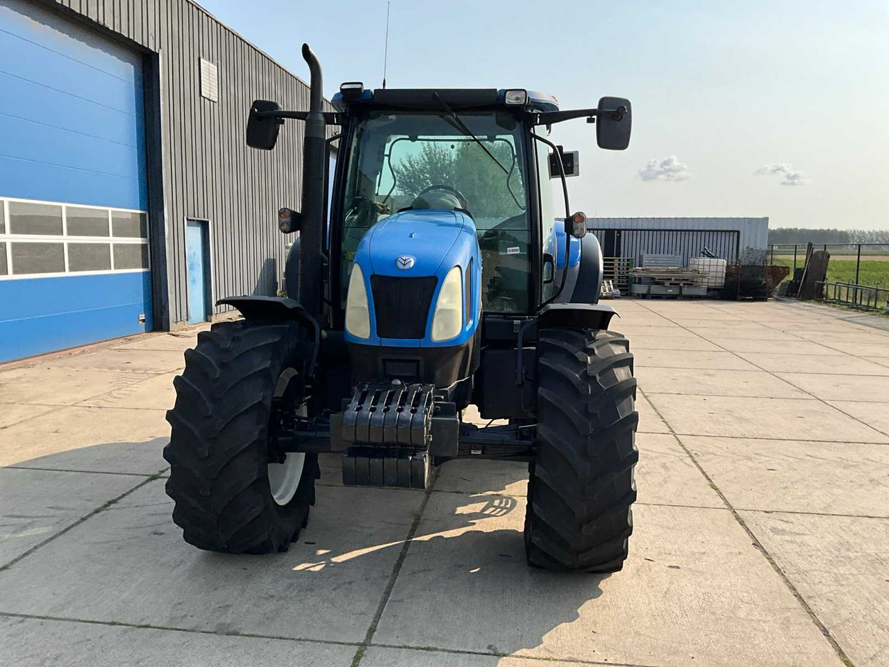 New Holland T6010 - Tracteur agricole: photos 2 New Holland T6010 - Tracteur agricole: photos 2