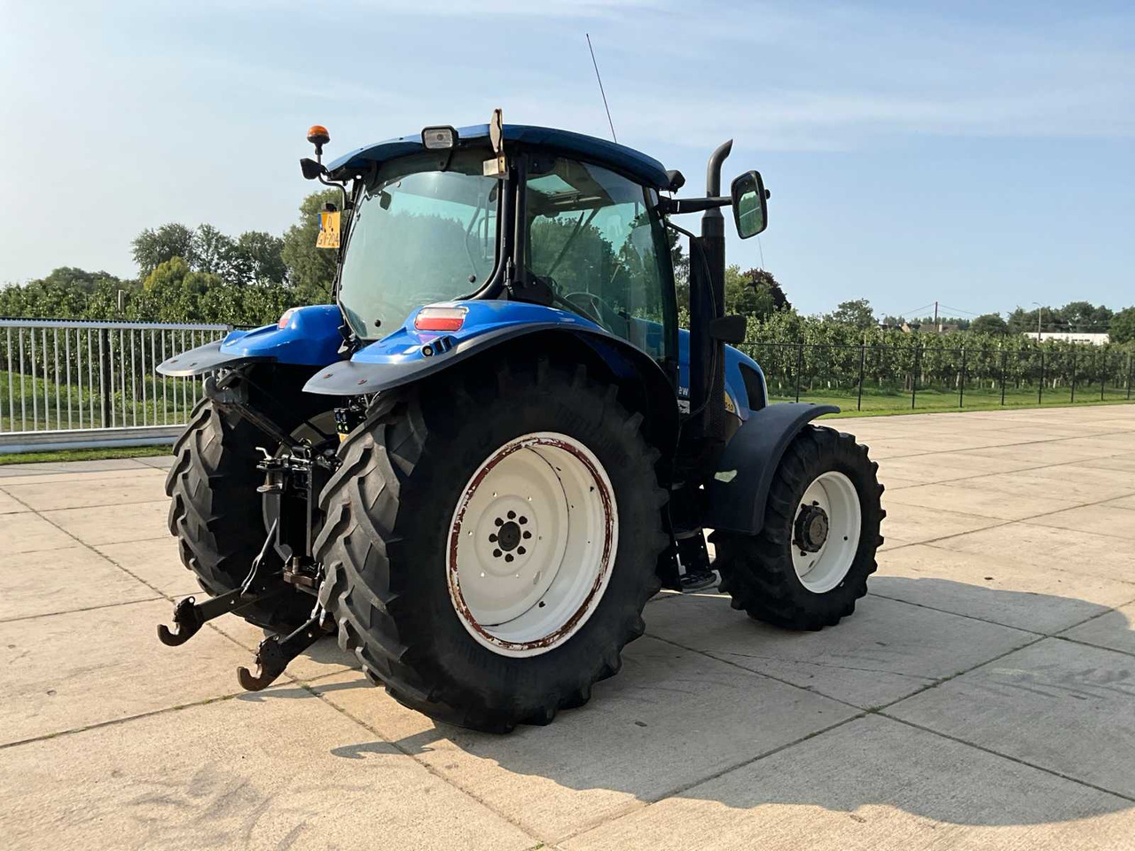New Holland T6010 - Tracteur agricole: photos 4 New Holland T6010 - Tracteur agricole: photos 4