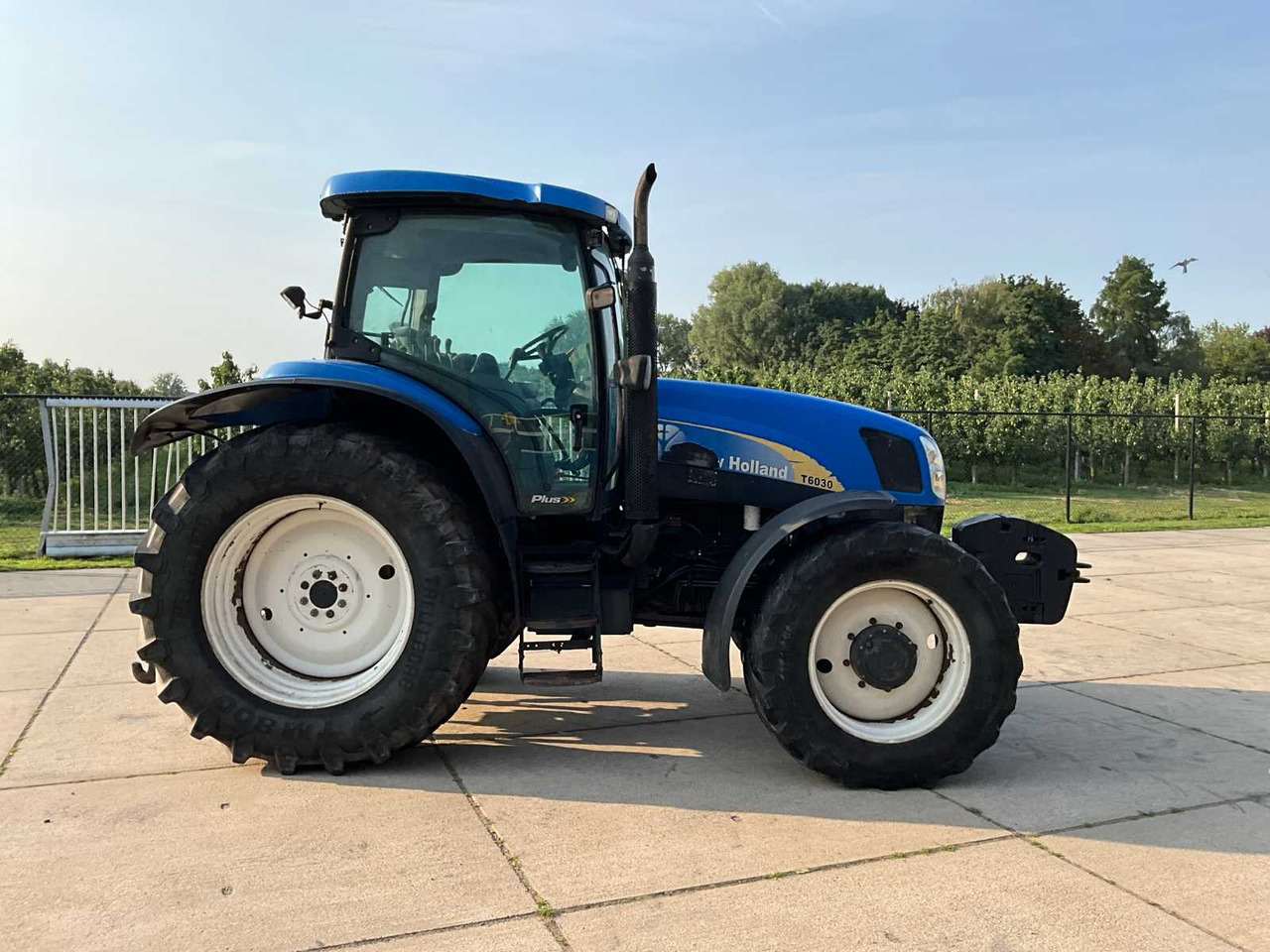 New Holland T6030 - Tracteur agricole: photos 4 New Holland T6030 - Tracteur agricole: photos 4