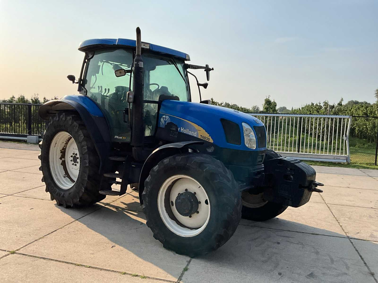 New Holland T6030 - Tracteur agricole: photos 3 New Holland T6030 - Tracteur agricole: photos 3