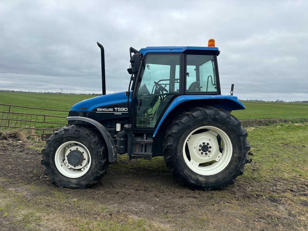 New Holland ts90 - Tracteur agricole: photos 3 New Holland ts90 - Tracteur agricole: photos 3