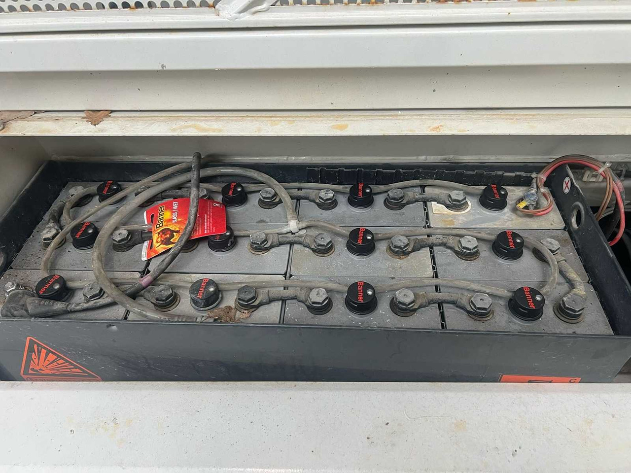 PB - 2014 - S151-12ES - AERIAL PLATFORM - SCISSOR LIFT WORKING HEIGHT 15,7M - Nacelle: photos 4 PB - 2014 - S151-12ES - AERIAL PLATFORM - SCISSOR LIFT WORKING HEIGHT 15,7M - Nacelle: photos 4