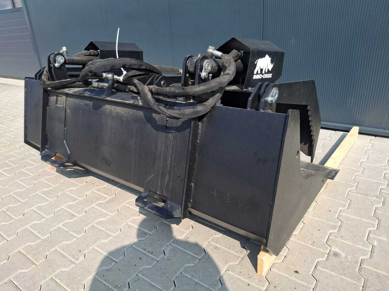 Rhino-cross 72 inch grapple Bucket - Outils du sol: photos 2 Rhino-cross 72 inch grapple Bucket - Outils du sol: photos 2