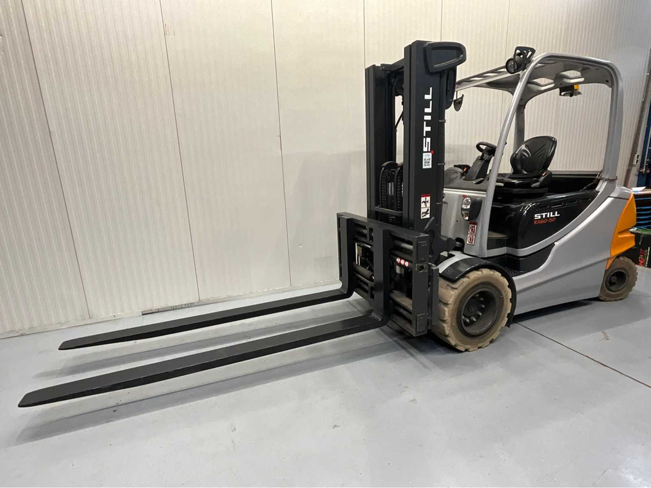 STILL 5000KG- RX60-50 - FORKLIFT TRIPLEX - FORK POSITIONER - SIDESHIFT - FREELIFT - BATTERY 2015 WITH ONLY 1121 HOURS - Chariot élévateur: photos 1 STILL 5000KG- RX60-50 - FORKLIFT TRIPLEX - FORK POSITIONER - SIDESHIFT - FREELIFT - BATTERY 2015 WITH ONLY 1121 HOURS - Chariot élévateur: photos 1