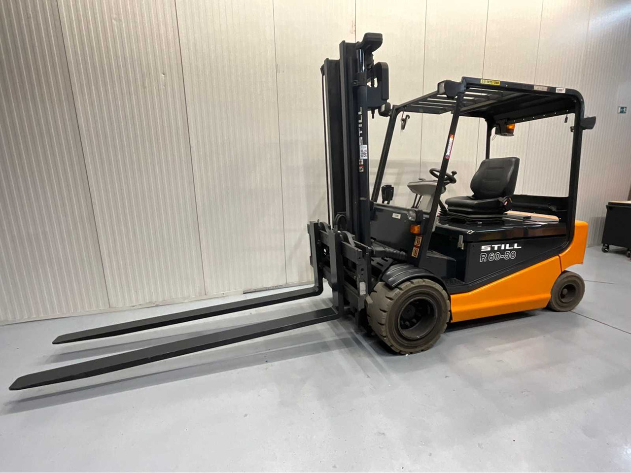 STILL R60-50 - 5000KG FORKLIFT WITH FORK SETTER BATTERY BJ. 2018 - Chariot élévateur: photos 1 STILL R60-50 - 5000KG FORKLIFT WITH FORK SETTER BATTERY BJ. 2018 - Chariot élévateur: photos 1