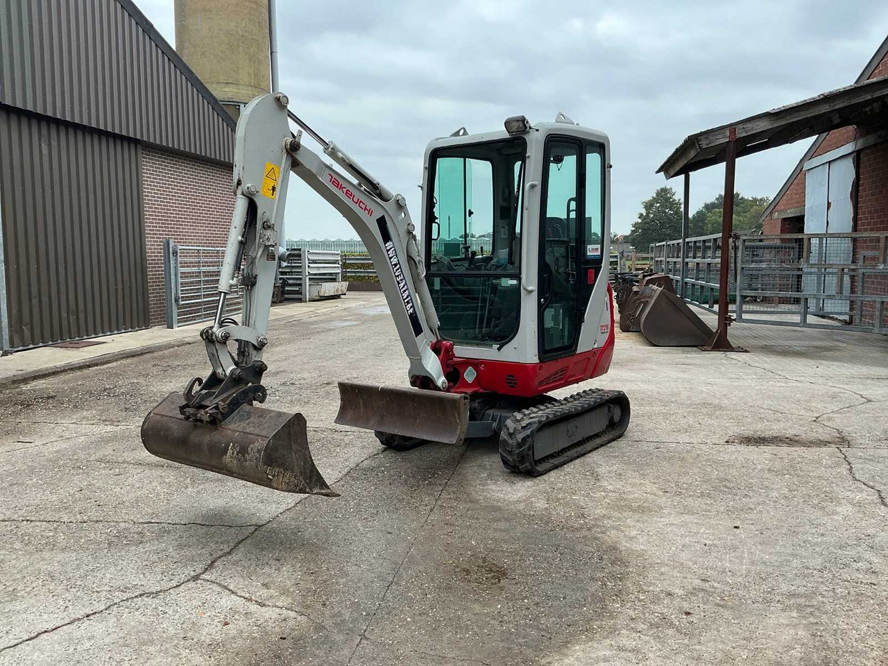 Takeuchi TB216 - Mini pelle: photos 1 Takeuchi TB216 - Mini pelle: photos 1
