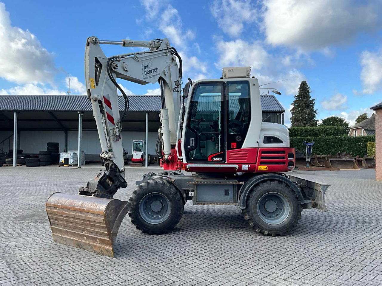 Pelle sur pneus Takeuchi TB295W: photos 6