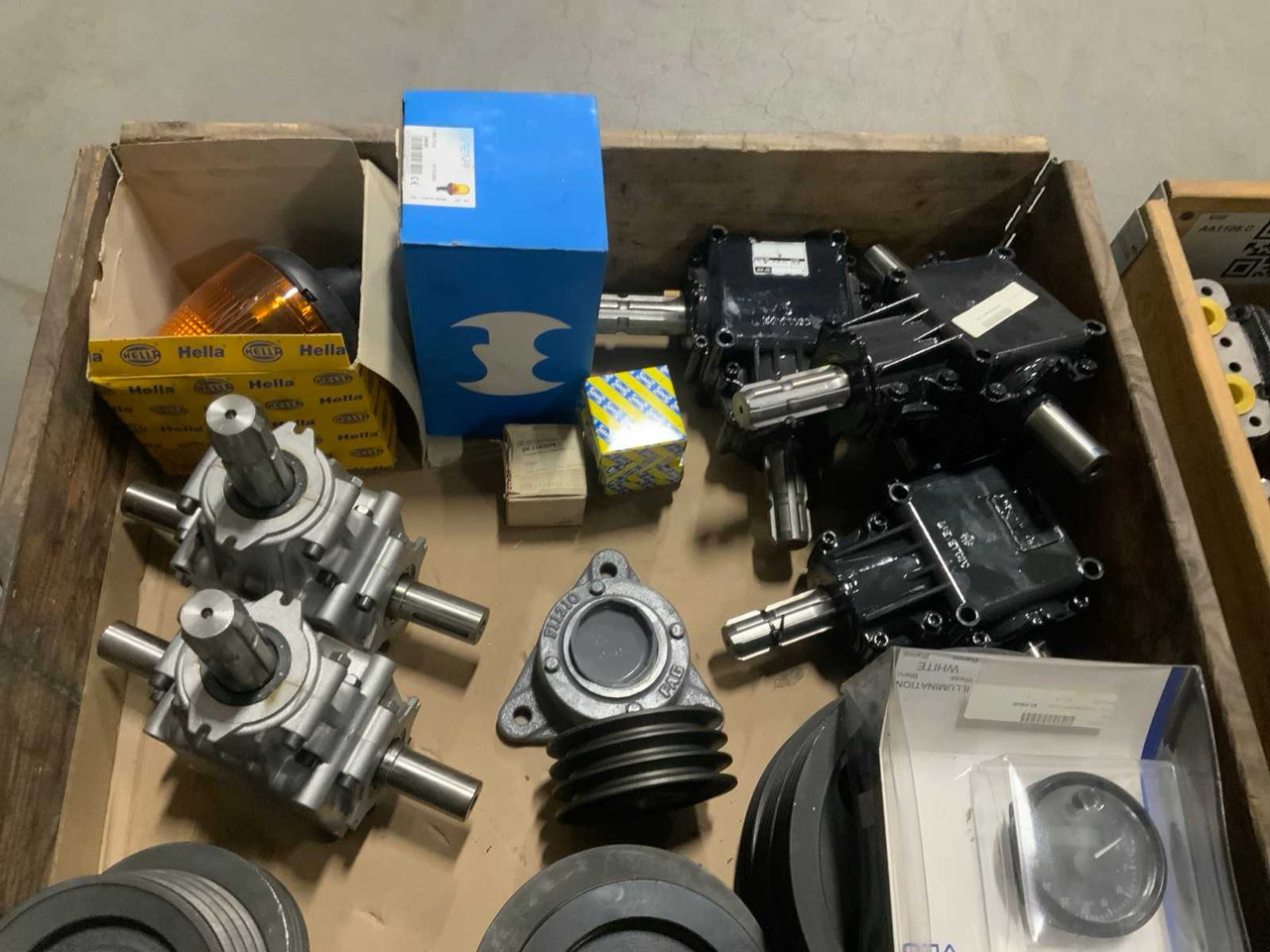 Various agricultural machine parts - Chargeur frontal pour tracteur: photos 4 Various agricultural machine parts - Chargeur frontal pour tracteur: photos 4