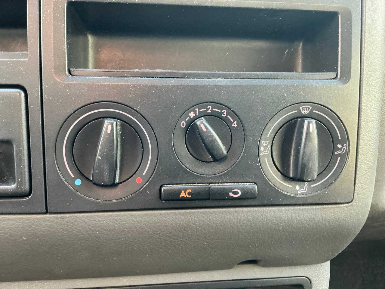 Véhicule utilitaire VOLKSWAGEN TRANSPORTER T4 2.5 TDI 'WISEACRE' DC COMMERCIAL VEHICLE: photos 16 Véhicule utilitaire VOLKSWAGEN TRANSPORTER T4 2.5 TDI 'WISEACRE' DC COMMERCIAL VEHICLE: photos 16