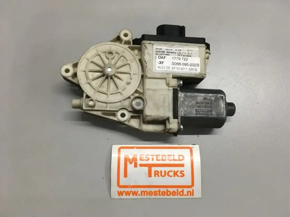 DAF Elektromotor rechts van raammechanisme - Cabine et intérieur pour Camion: photos 1 DAF Elektromotor rechts van raammechanisme - Cabine et intérieur pour Camion: photos 1