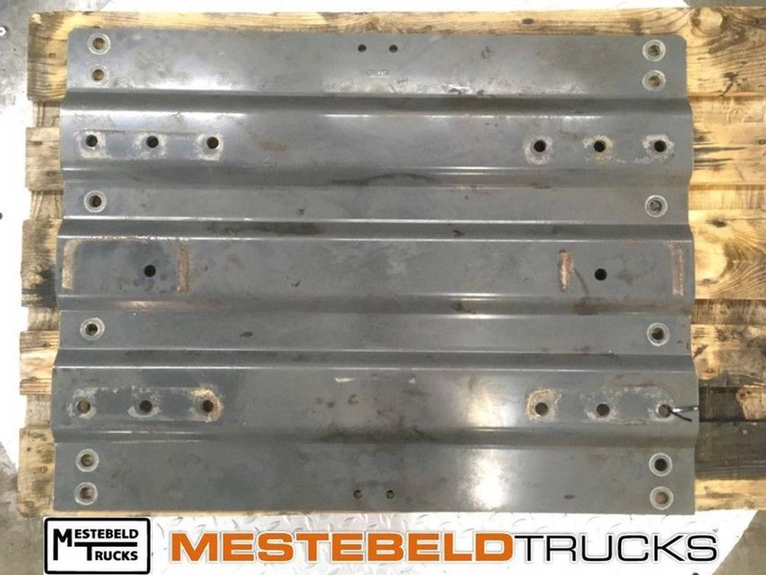 DAF Montageplaat koppelschotel XF106 - Sellette d'attelage pour Camion: photos 1 DAF Montageplaat koppelschotel XF106 - Sellette d'attelage pour Camion: photos 1