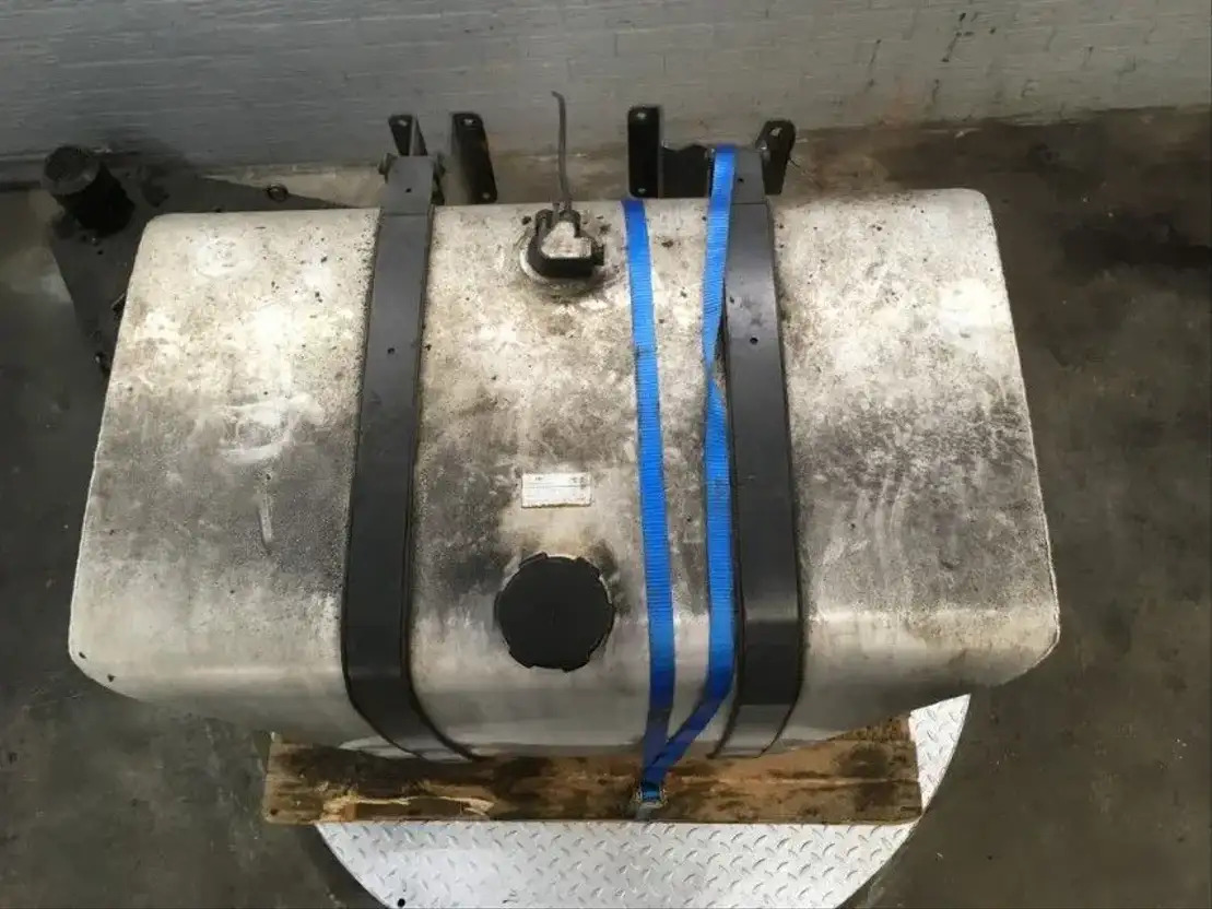Diversen Brandstoftank Actros  - Réservoir de carburant pour Camion: photos 2 Diversen Brandstoftank Actros  - Réservoir de carburant pour Camion: photos 2
