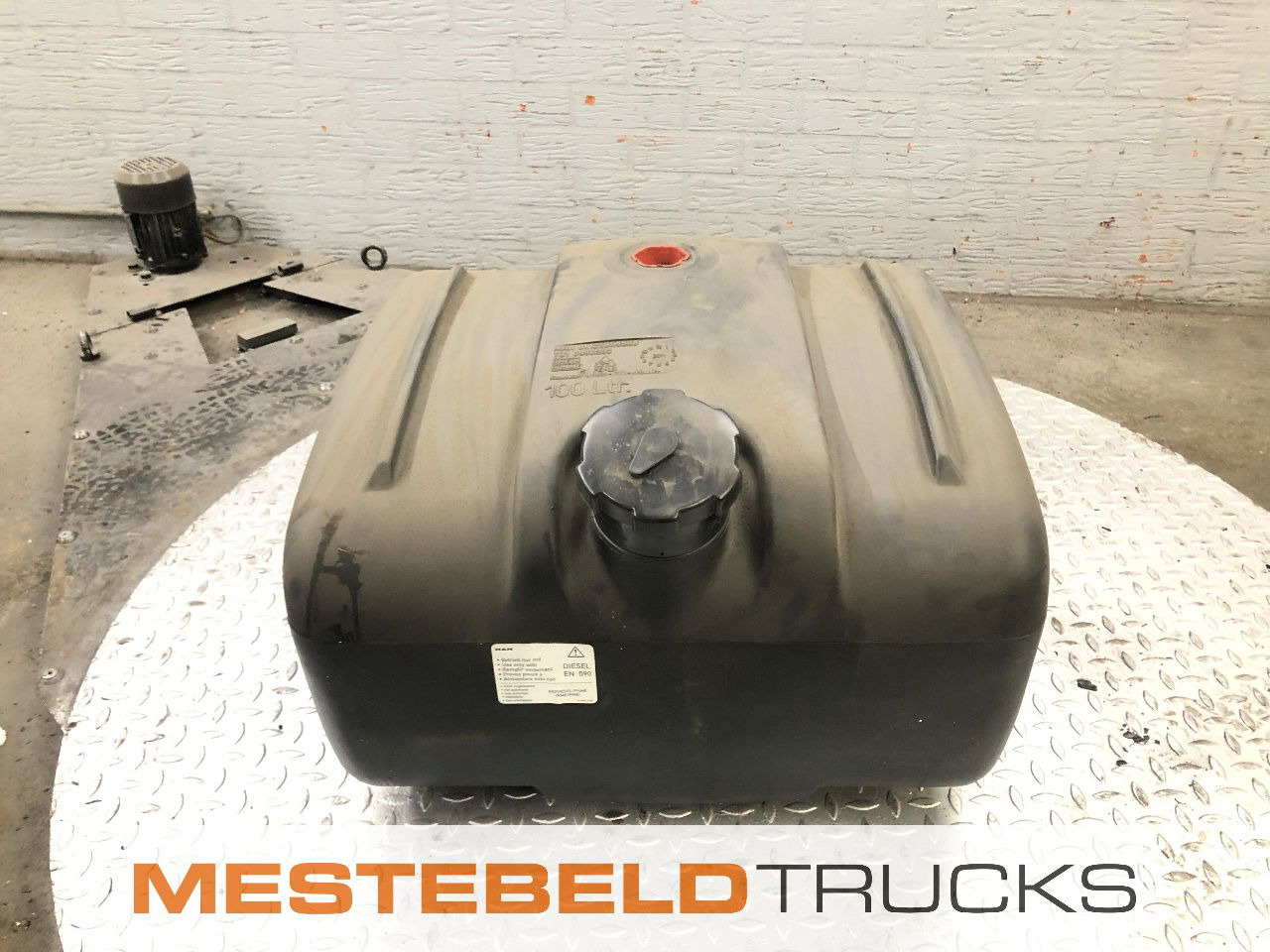 MAN Brandstoftank kunststof 100 liter - Système de carburant pour Camion: photos 1 MAN Brandstoftank kunststof 100 liter - Système de carburant pour Camion: photos 1