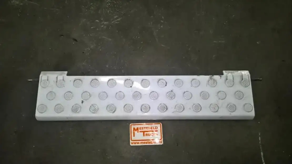 Mercedes-Benz Bovenste treeplank tussen koplamphoeken - Frame/ Châssis pour Camion: photos 1 Mercedes-Benz Bovenste treeplank tussen koplamphoeken - Frame/ Châssis pour Camion: photos 1