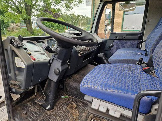 Photo d'intérieur 1: Camion à rideaux coulissants MAN L2000 LE 8.180