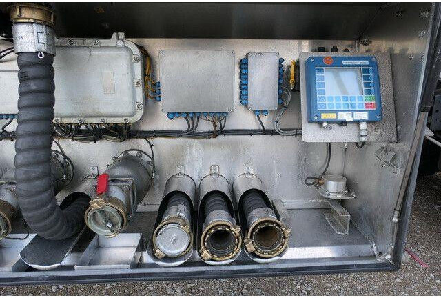 Schrader Z-STA24-42.7/4, Peilstab, 43m³, 4 Kammern - Semi-remorque citerne: photos 4 Schrader Z-STA24-42.7/4, Peilstab, 43m³, 4 Kammern - Semi-remorque citerne: photos 4