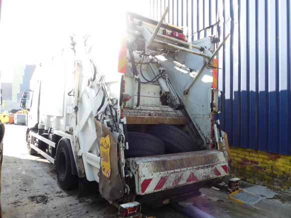 REF:1387 - Camion poubelle Renault Midlum 270DXI (2011-189.728 km) - Benne à ordures ménagères: photos 4 REF:1387 - Camion poubelle Renault Midlum 270DXI (2011-189.728 km) - Benne à ordures ménagères: photos 4