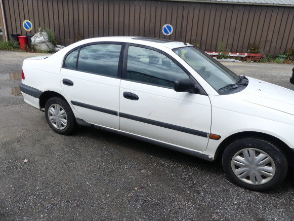 REF:DBB024 - Voiture Toyota Avensis (1998-172.549 km) - Voiture: photos 4 REF:DBB024 - Voiture Toyota Avensis (1998-172.549 km) - Voiture: photos 4