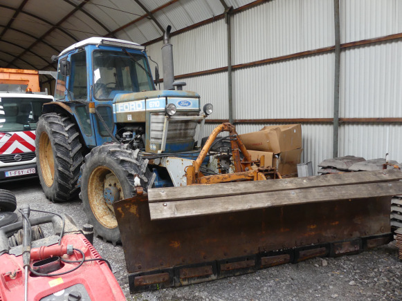 Tracteur avec lame de déneigement Ford 6710 - Tracteur agricole: photos 1 Tracteur avec lame de déneigement Ford 6710 - Tracteur agricole: photos 1