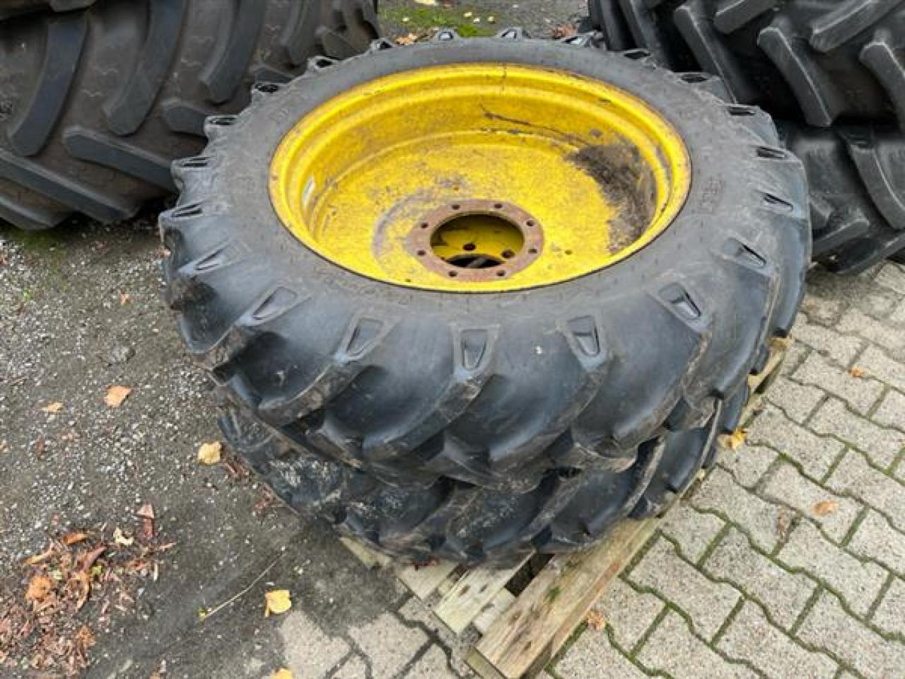 BKT 12.4-32 - Pneu pour Machine agricole: photos 1 BKT 12.4-32 - Pneu pour Machine agricole: photos 1