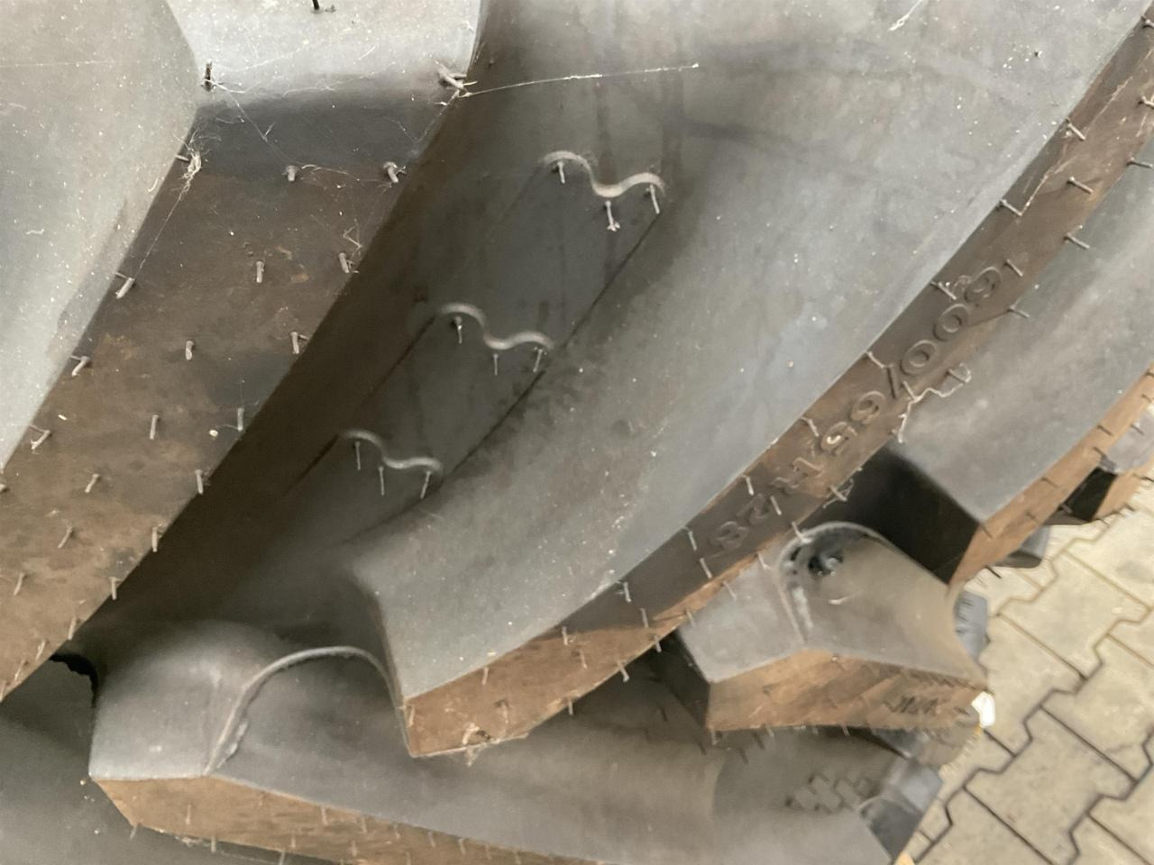 BKT 600/65R28 - Pneu pour Machine agricole: photos 5 BKT 600/65R28 - Pneu pour Machine agricole: photos 5