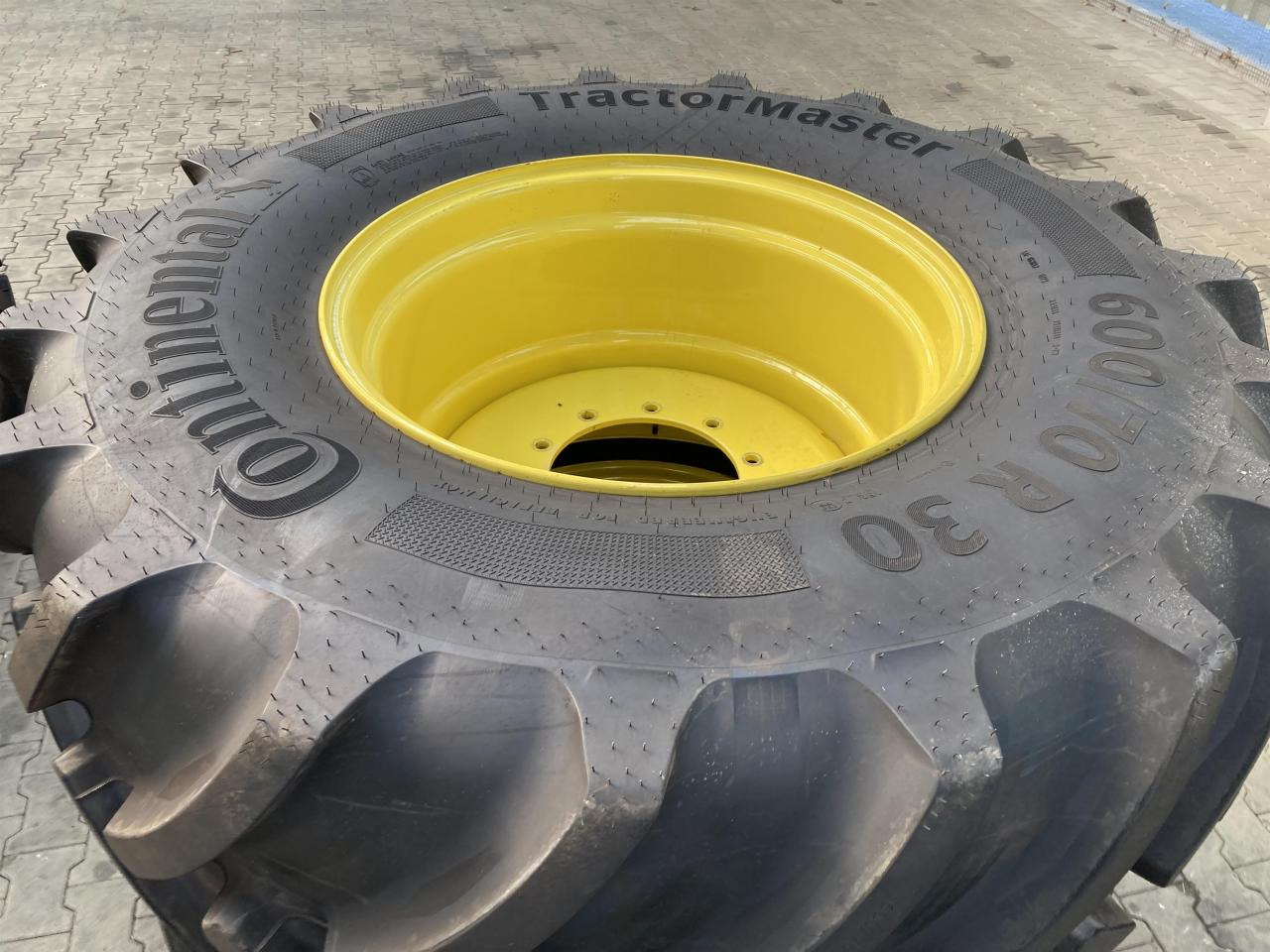 Continental 600/70R30 - Pneu pour Machine agricole: photos 3 Continental 600/70R30 - Pneu pour Machine agricole: photos 3