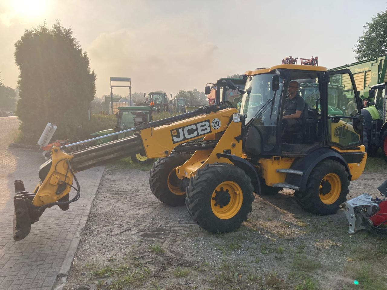 Chariot télescopique JCB TM 220: photos 9