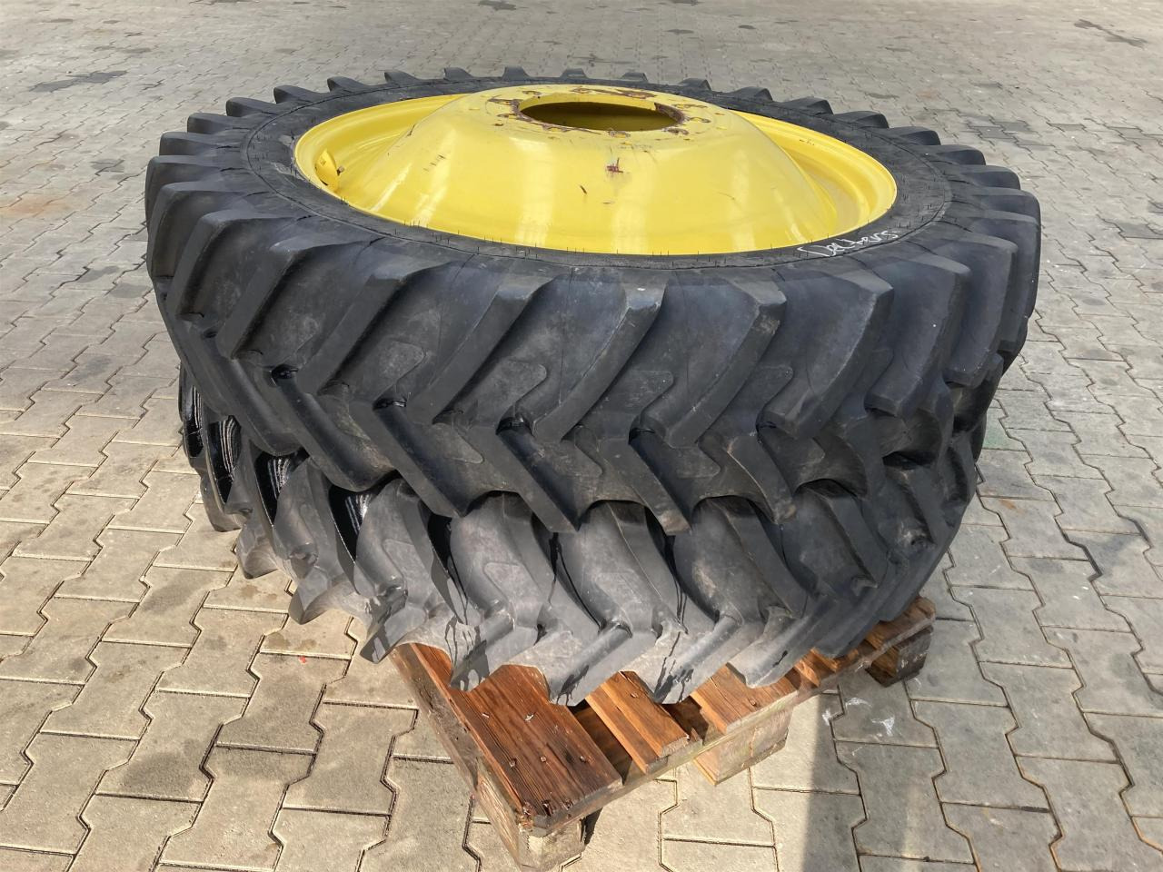 Michelin 320/85R38 - Pneu pour Machine agricole: photos 1 Michelin 320/85R38 - Pneu pour Machine agricole: photos 1