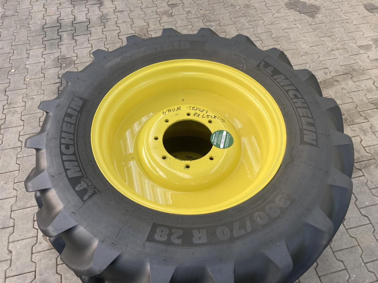 Michelin 380/70R28 - Pneu pour Machine agricole: photos 2 Michelin 380/70R28 - Pneu pour Machine agricole: photos 2