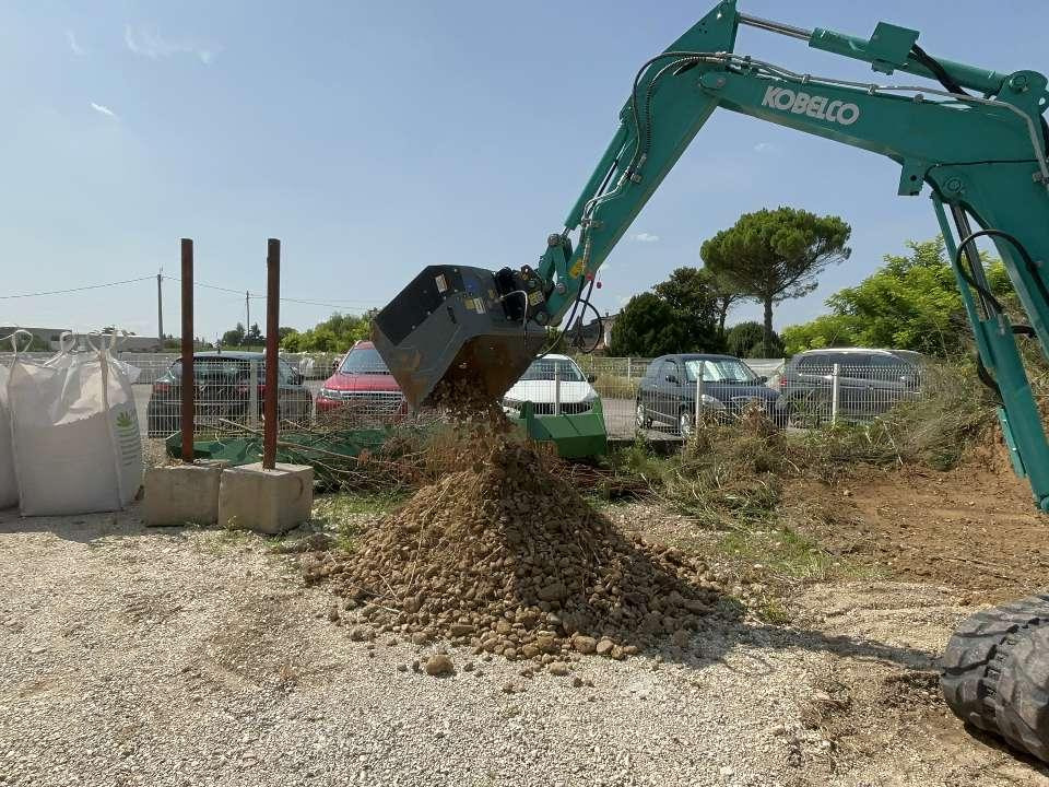 CM Crusher CDS 10 Screening Bucket - Godet pour Mini chargeuse: photos 2 CM Crusher CDS 10 Screening Bucket - Godet pour Mini chargeuse: photos 2