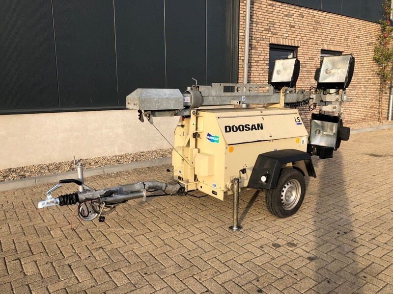 Ingersoll Rand Kubota LT6KA 9 meter light tower generator - Mat d'éclairage: photos 1 Ingersoll Rand Kubota LT6KA 9 meter light tower generator - Mat d'éclairage: photos 1