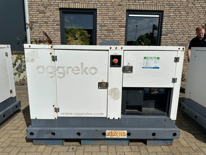 Iveco FPT F32 AM1A Leroy Somer 32 kVA Silent generatorset 129 hours ! - Groupe électrogène: photos 1 Iveco FPT F32 AM1A Leroy Somer 32 kVA Silent generatorset 129 hours ! - Groupe électrogène: photos 1