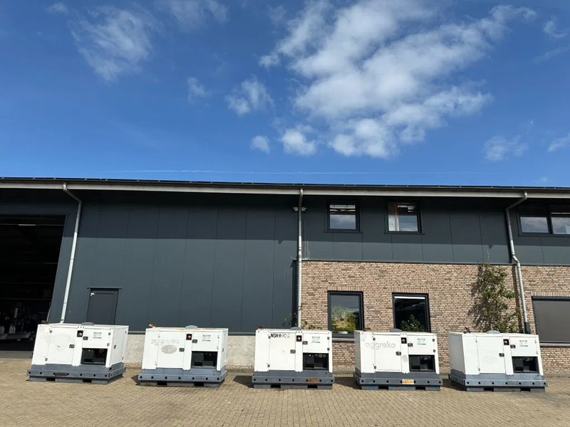 Groupe électrogène Iveco FPT F32 AM1A Leroy Somer 32 kVA Silent generatorset 408 hours !: photos 11