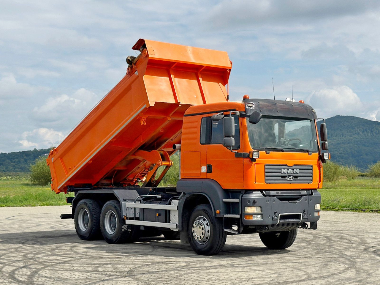 MAN TGA 33.440 * KIPPER 5,10 m + BORDMATIC / 6x4*TOP - Camion benne, Camion grue: photos 1 MAN TGA 33.440 * KIPPER 5,10 m + BORDMATIC / 6x4*TOP - Camion benne, Camion grue: photos 1