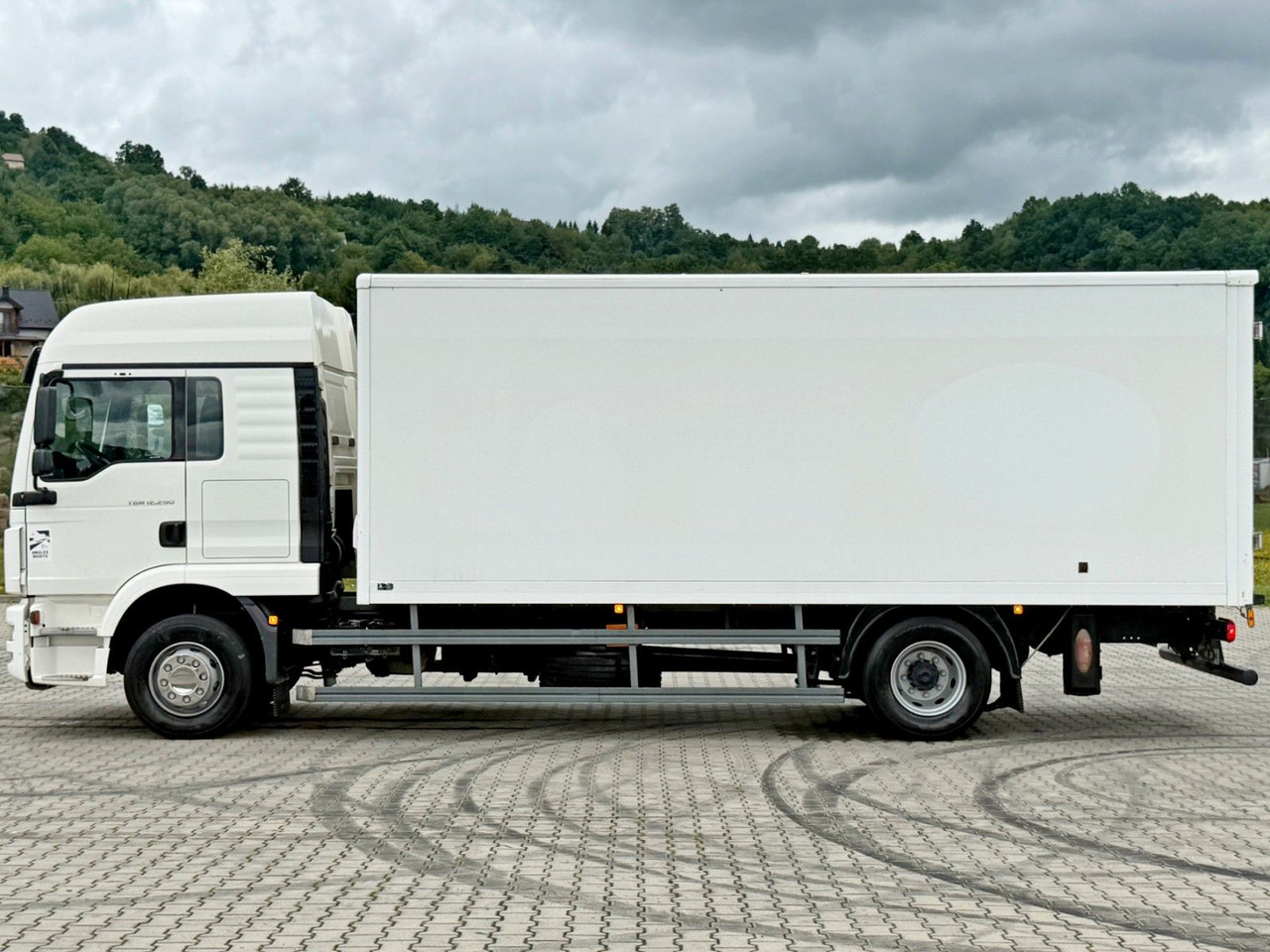 MAN TGM 12.290* KOFFER 6,00 m * TOPZUSTAND MAN TGM 12.290* KOFFER 6,00 m * TOPZUSTAND - Camion fourgon: photos 4 MAN TGM 12.290* KOFFER 6,00 m * TOPZUSTAND MAN TGM 12.290* KOFFER 6,00 m * TOPZUSTAND - Camion fourgon: photos 4