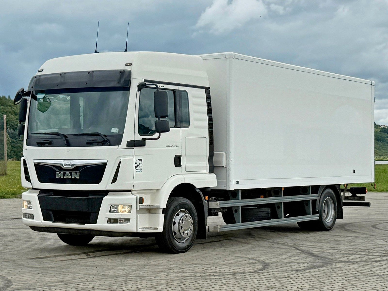 MAN TGM 12.290* KOFFER 6,00 m * TOPZUSTAND MAN TGM 12.290* KOFFER 6,00 m * TOPZUSTAND - Camion fourgon: photos 2 MAN TGM 12.290* KOFFER 6,00 m * TOPZUSTAND MAN TGM 12.290* KOFFER 6,00 m * TOPZUSTAND - Camion fourgon: photos 2