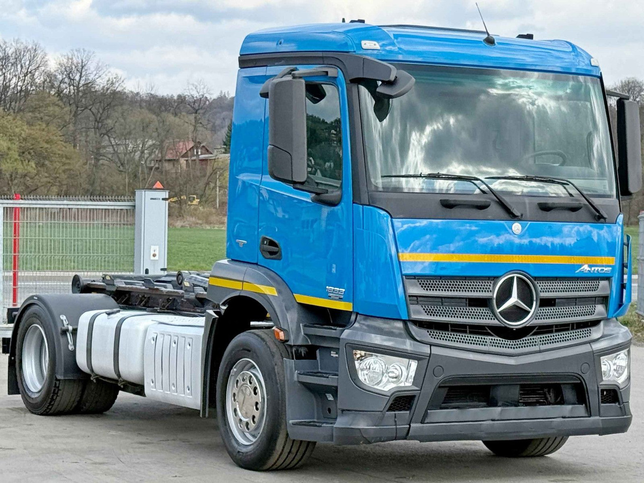 Mercedes-Benz ANTOS 1833 Abrollkipper * Top Zustand! - Camion ampliroll: photos 3 Mercedes-Benz ANTOS 1833 Abrollkipper * Top Zustand! - Camion ampliroll: photos 3