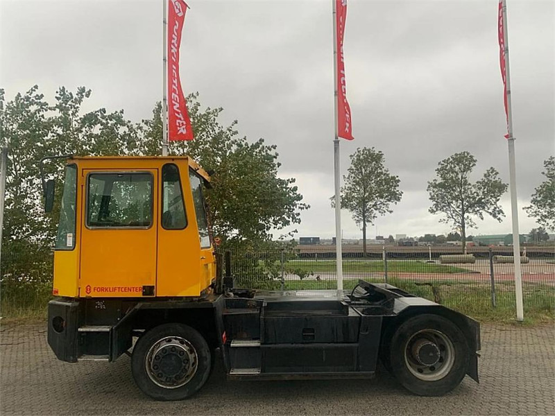 Sisu TRX182A4L2C18 - Tracteur portuaire: photos 3 Sisu TRX182A4L2C18 - Tracteur portuaire: photos 3