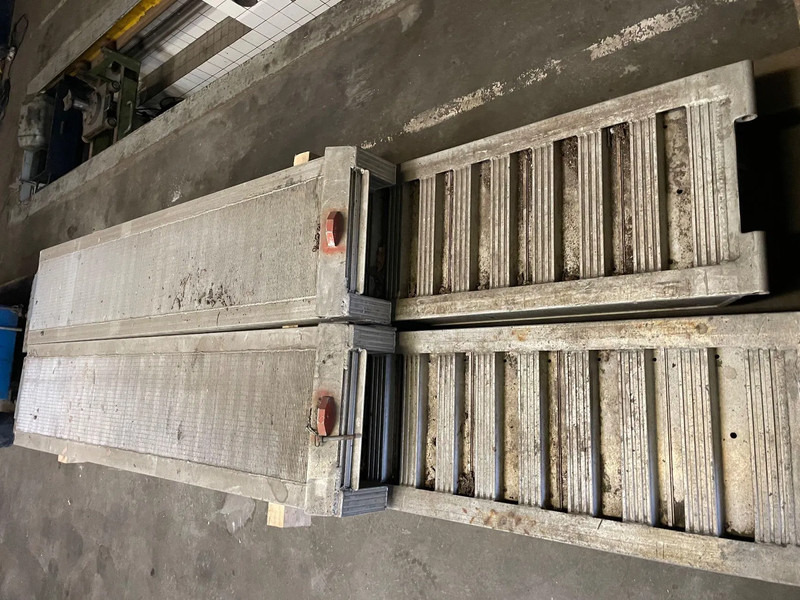 Kässbohrer Oprijplaaten - Semi-remorque surbaissé: photos 2 Kässbohrer Oprijplaaten - Semi-remorque surbaissé: photos 2