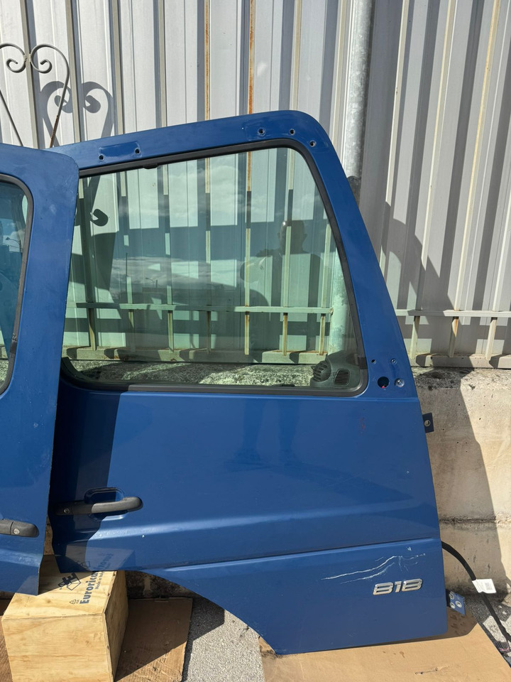 DOOR MERCEDES ATEGO 4 (LEFT AND RIGHT) - Cabine et intérieur: photos 3 DOOR MERCEDES ATEGO 4 (LEFT AND RIGHT) - Cabine et intérieur: photos 3