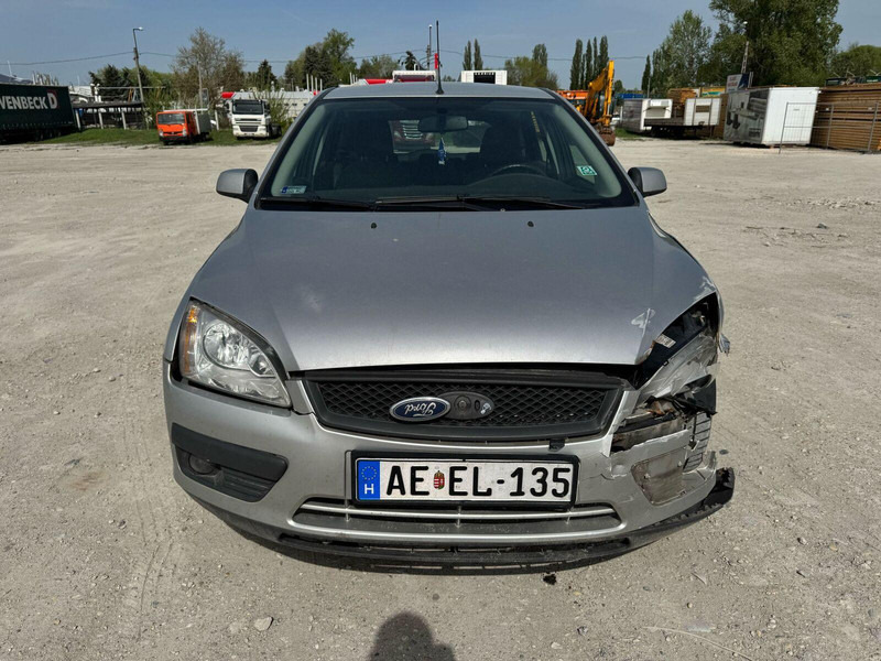 Ford Focus 1,6 i - Damaged Car - Voiture à hayon: photos 3 Ford Focus 1,6 i - Damaged Car - Voiture à hayon: photos 3