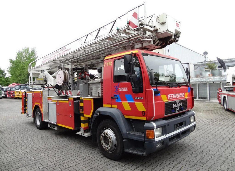 MAN 18.284 L2000 - Fire truck+ladder lift - Camion de pompier: photos 3 MAN 18.284 L2000 - Fire truck+ladder lift - Camion de pompier: photos 3