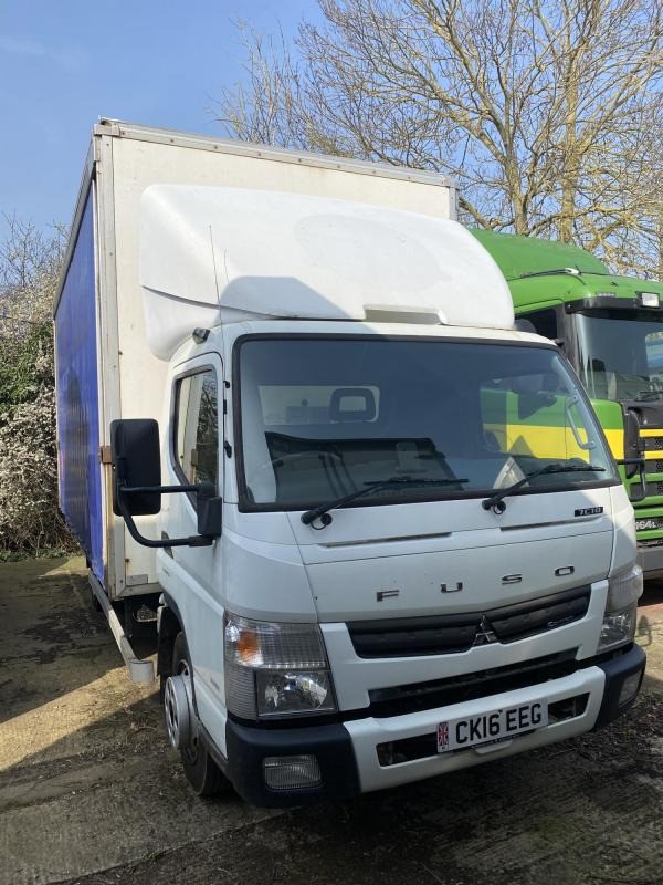Mitsubishi Canter 7C18 7.5 Ton 18 ft Curtainsider - Camion à rideaux coulissants: photos 1 Mitsubishi Canter 7C18 7.5 Ton 18 ft Curtainsider - Camion à rideaux coulissants: photos 1